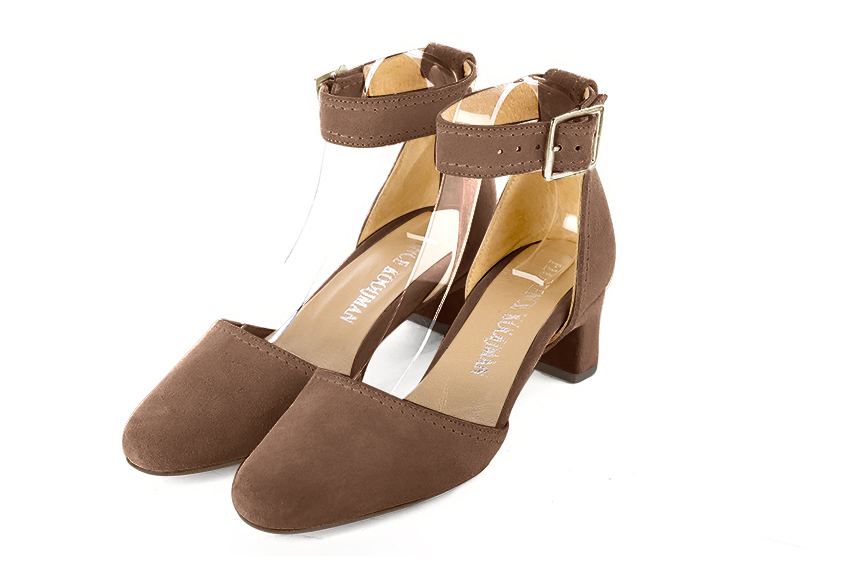 French elegance and refinement for these chocolate brown dress open side shoes, with a strap around the ankle, 
                available in many subtle leather and colour combinations. Its high vamp and high bracelet will give you good support.
The flange will be adapted to the size of your ankle.
To personalize or not, according to your inspiration and your needs.  
                Matching clutches for parties, ceremonies and weddings.   
                You can customize these shoes to perfectly match your tastes or needs, and have a unique model.  
                Choice of leathers, colours, knots and heels. 
                Wide range of materials and shades carefully chosen.  
                Rich collection of flat, low, mid and high heels.  
                Small and large shoe sizes - Florence KOOIJMAN